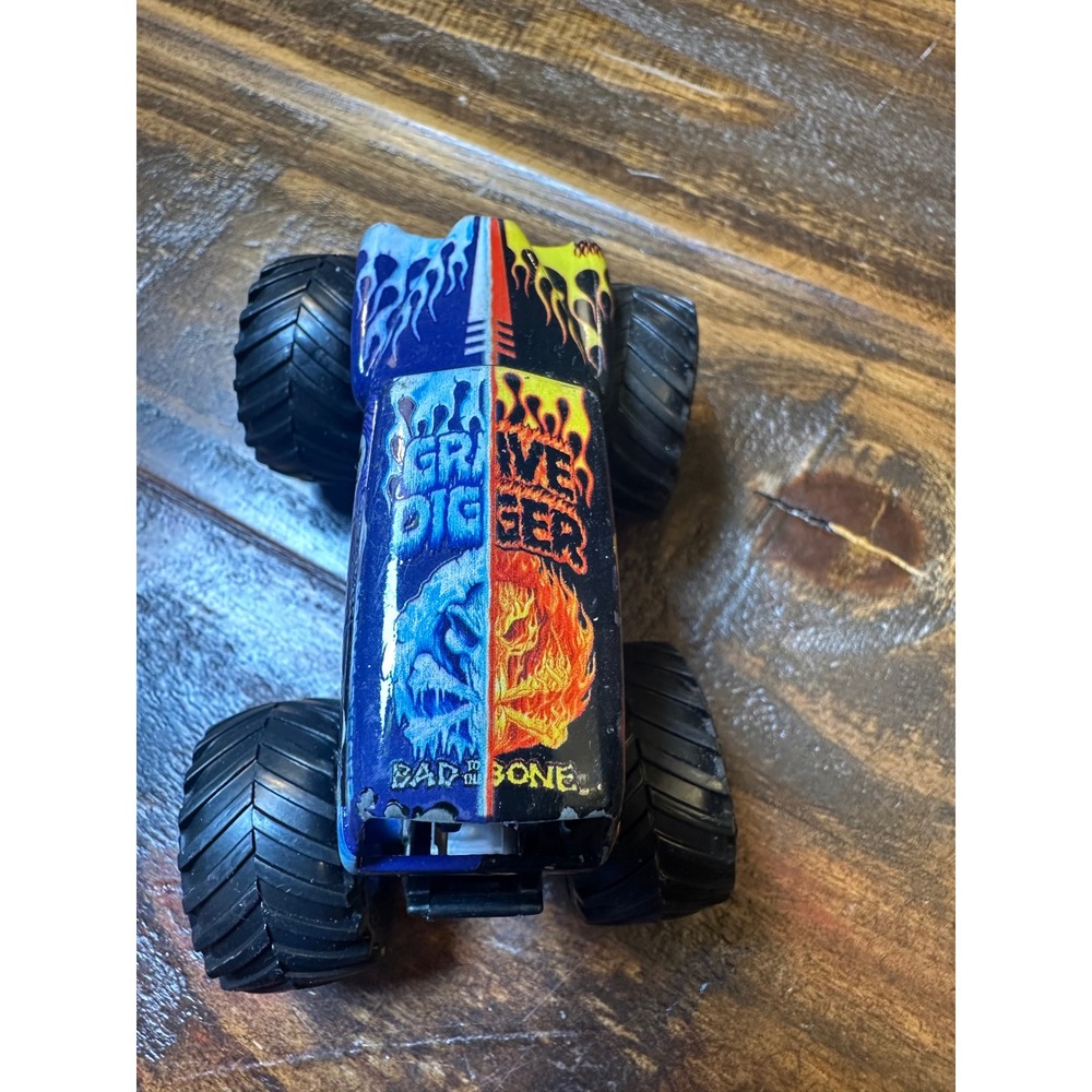 Monster Jam Grave Digger Fire & Ice Monster Truck 1:64 Die-Cast Vehicle 00401VDM